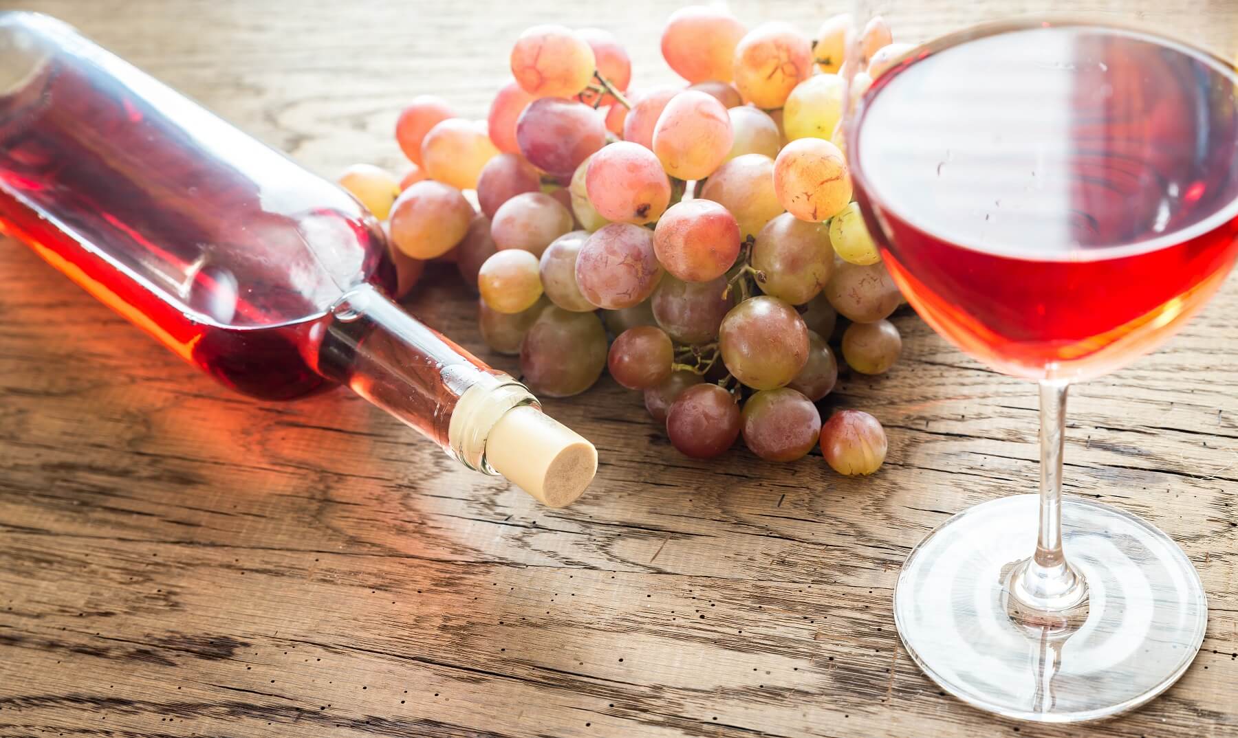 Розовое вино виноград. Розовое вино. Розовое вино в бокале. Бокал розового вина. Розовые вина виноградник.